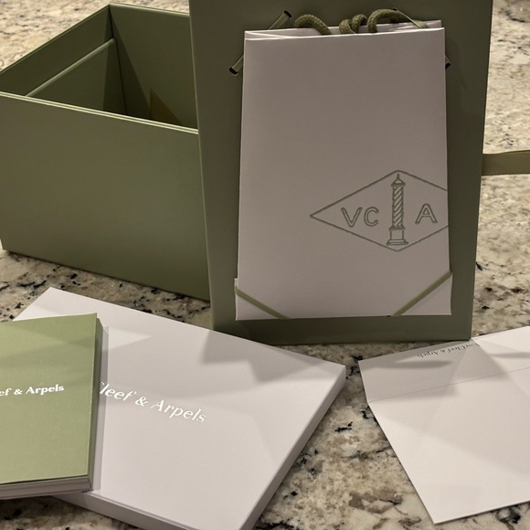 Van Cleef & Arpels Green Gift Set - Picture 3 of 9